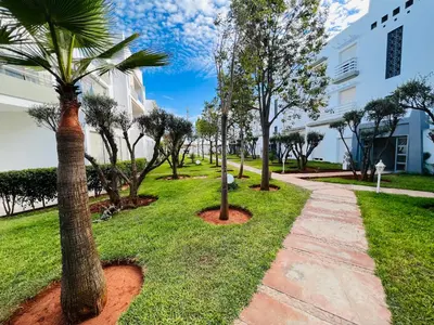 a park with palm trees and a sidewalk at Melrose Beαch Aρραrt Pοοl Vieω in Casablanca