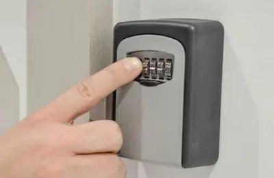 a hand is pressing a button on a door at Anfa Living 11 - Classy & Élégant near the Sea in Casablanca