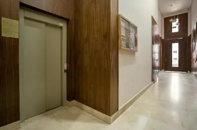 a hallway with a door in a building at SUITE APPARTEMENT BOURGOGNE 2 pièces in Casablanca