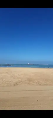 a sandy beach with the ocean in the background at Charmante Maison vue sur mer à Mohammédia plage Manesmane ! in Mohammedia