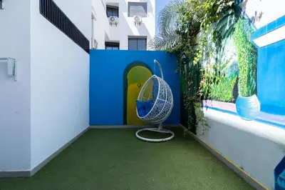 a room with a tennis racket on a wall at Jardin de Majorelle location journalière Casablanca in Casablanca