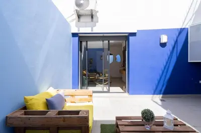 a living room with a couch and a blue wall at Jardin de Majorelle location journalière Casablanca in Casablanca