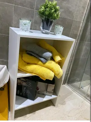 a white shelf with towels on it in a bathroom at Jardin de Majorelle location journalière Casablanca in Casablanca