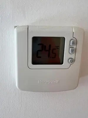a clock on a wall with the time on it at Superbe appartement avec piscine in Rabat