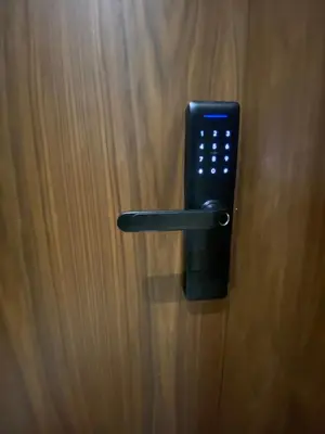 a black cell phone sticking out of a door at Appartement Cosy et chaleureux - Casablanca centre in Casablanca
