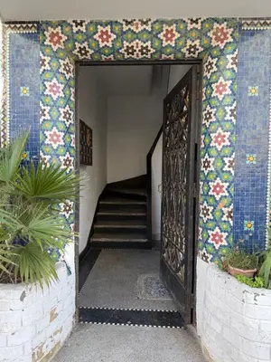 an entrance to a building with a door with flowers at Appt 1 ch salon for saison in Rabat
