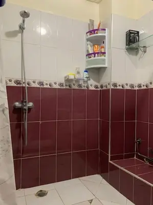 a bathroom with a shower with red and white tiles at Appt Tranquile et Propre Cozy a petit prix in Casablanca