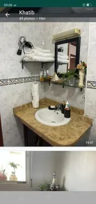 a bathroom with a sink and a mirror at Appartement à peu près 10 mn de la plage et une demie heur verre le stade dhonneur in Casablanca