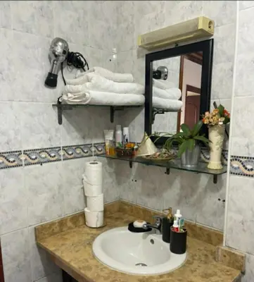 a bathroom with a sink and a mirror at Appartement calme et confort entier à 10 mn de la corniche, une demie heur de stade d honneur in Casablanca