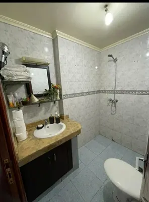 a bathroom with a sink and a shower at Appartement calme et confort entier à 10 mn de la corniche, une demie heur de stade d honneur in Casablanca
