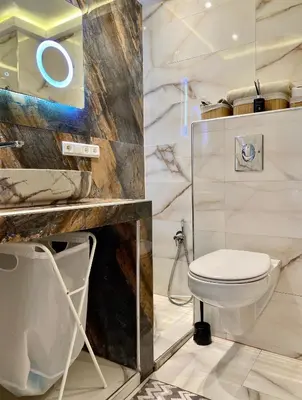 a bathroom with a toilet and a sink at Bel appartement avec une belle vue sur la grande mosquée Hassan II et la mer in Casablanca