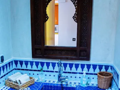 a bathroom with a sink and a mirror at Instant Saisons - Ferme d'hôtes in Skhirat